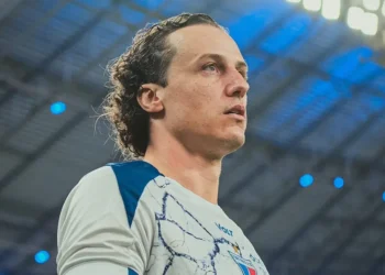 David Luiz só deixou o Brasil e polícia já pode ter que mandar buscar zagueiro lá na Europa