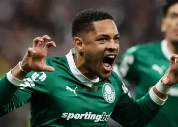 Enquanto Deyverson volta ao Fortaleza, Vitor Roque vive drama no Palmeiras