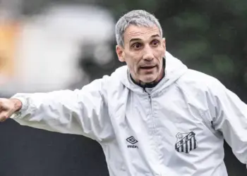 Vojvoda usa sua influência interna e Santos arma chapéu no Fortaleza