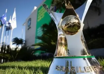 Deixou o Fortaleza para jogar em rival e agora está sem receber