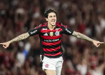 Enquanto Deyverson recebe R$ 900 mil no Fortaleza, salário de Pedro no Flamengo é quase isso
